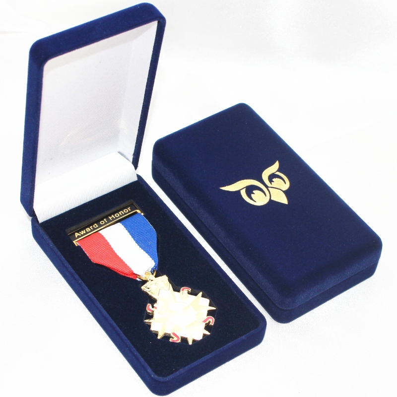Projet d - 17l cylindres boîtes en velours, colliers et badges, MM.60 * 113 * 25, environ 56 grammes.