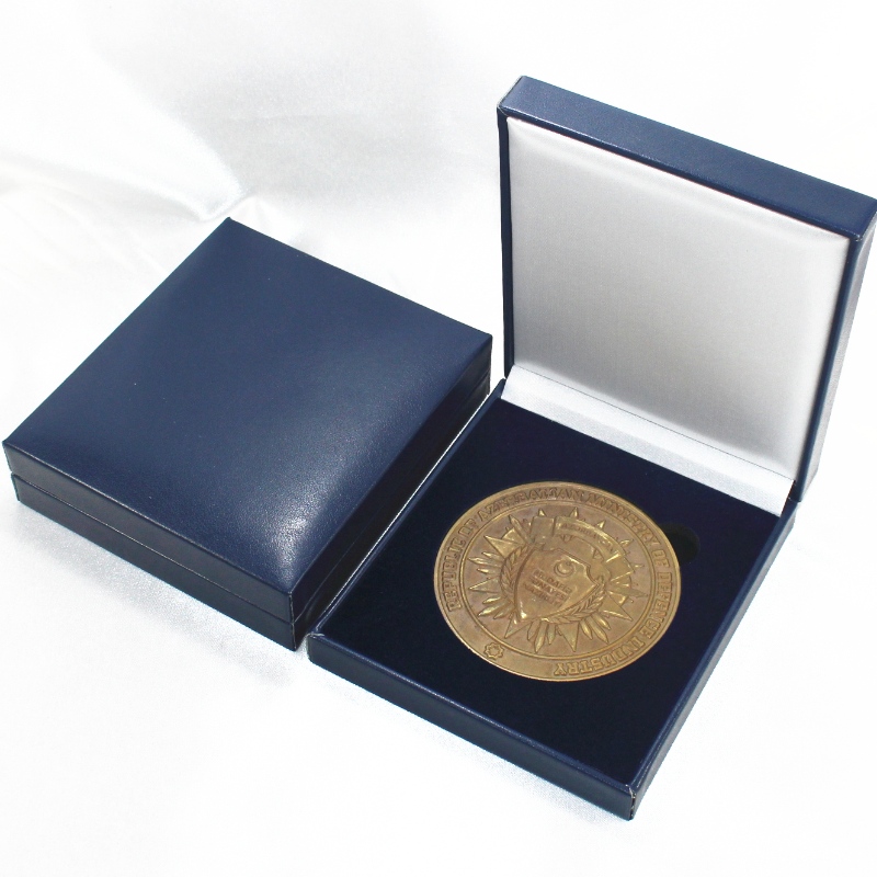 Article Boîte en cuir PU carré V-19 pour pièce de 90 * 90mm, médaille et badge, etc. mm. 110 * 125 * 33, pèse environ 140g