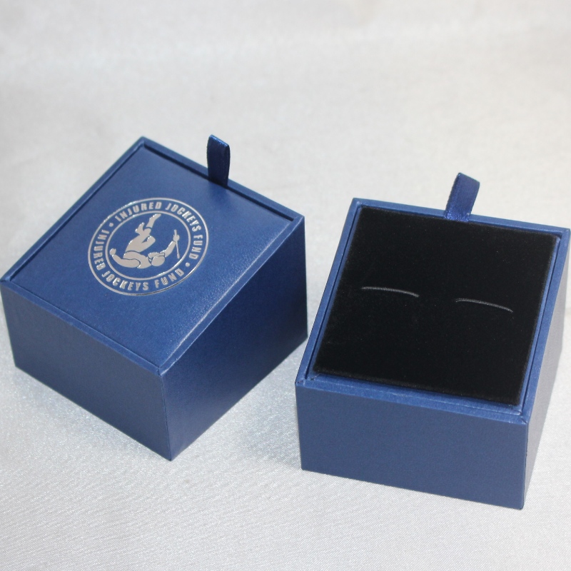 Article Boîte en cuir PU carré V-20X pour pinces à cravate ou boutons de manchette pour couple, etc. mm. 64 * 64 * 50, pèse environ 64g