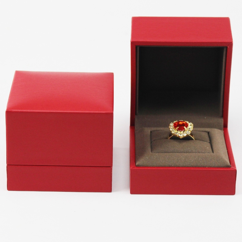 boîte d'emballage de bijoux exquis personnalisé boîte de bague de bijoux rouge de haute qualité avec mousse éponge, la taille est 68 * 68 * 56mm
